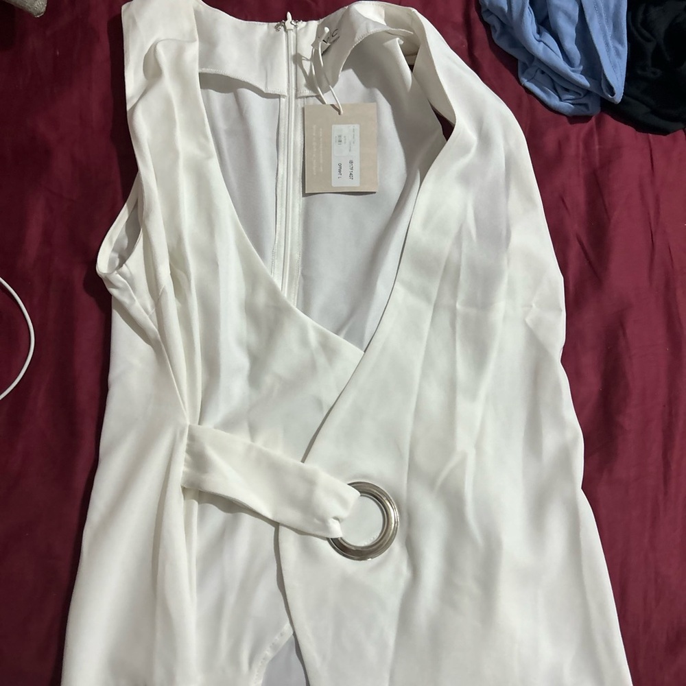 white tank top never worn silky shirt. size M